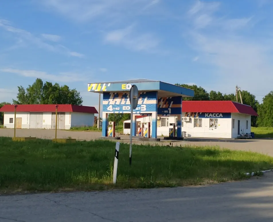 В Бродокалмаке из‑за закрытия соседней АЗС цены на бензин подскочили, а на единственной работающей станции требуют оплату наличными — УФАС начало проверку.