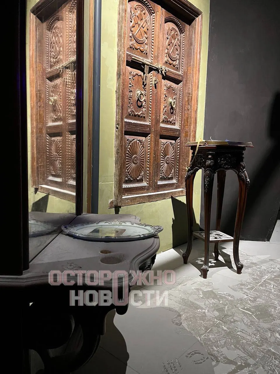 В одном из торгово‑развлекательных комплексов Петербурга несколько нетрезвых посетителей сорвали огнетушитель и распылили его в выставочном зале: людей эвакуировали, злоумышленников задержали, ущерб оценили в примерно полмиллиона рублей.