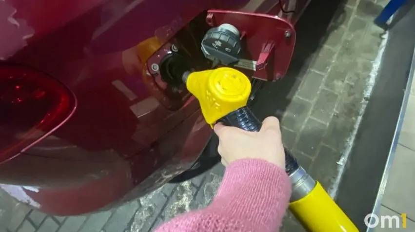 В Омской области на четырёх автозаправках «Татнефть» введены лимиты — 30 л бензина и 60 л дизеля; временно не принимают оплату картой.
