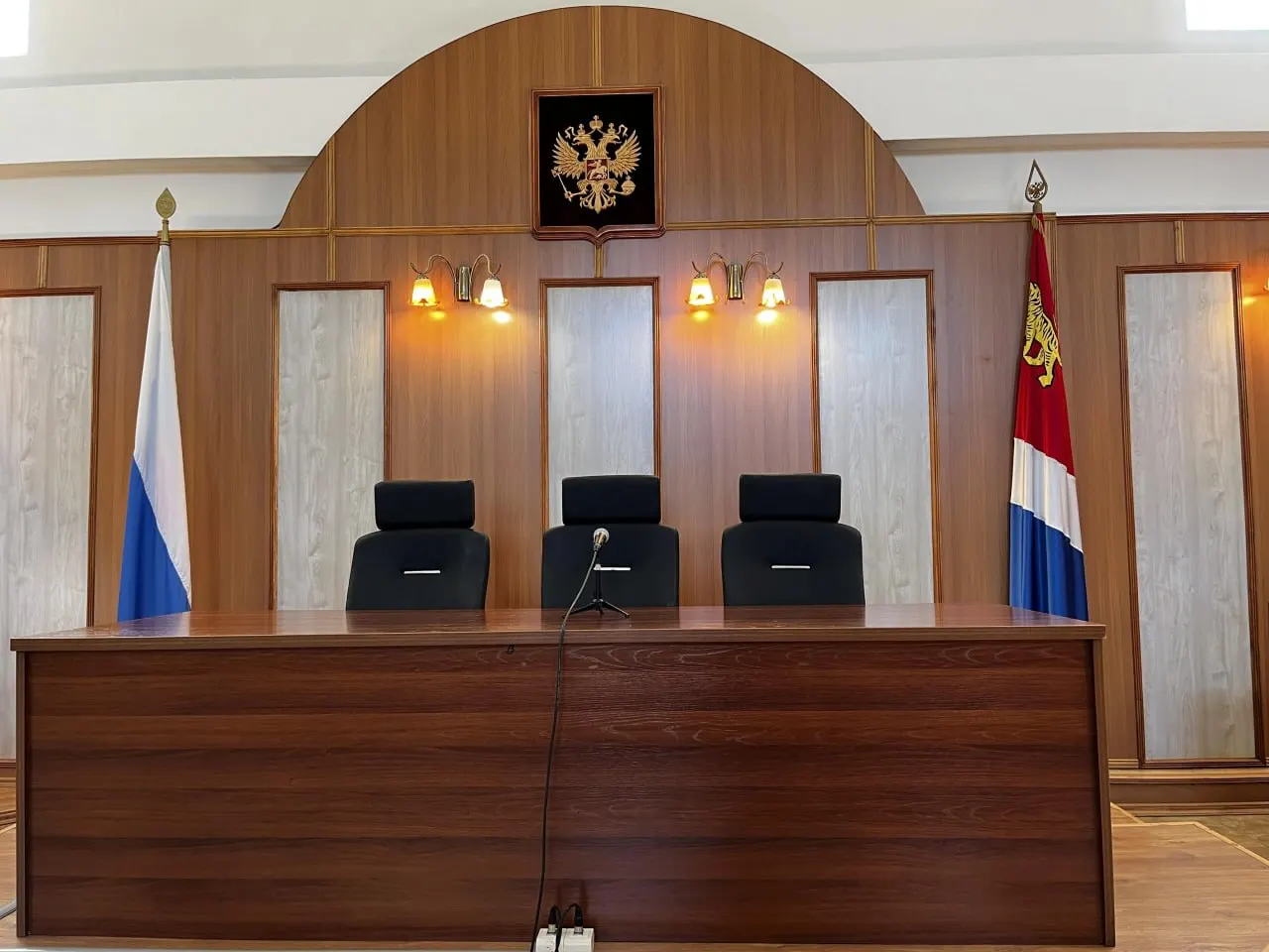 Корпорация развития Дальнего Востока и Арктики требует расторгнуть соглашение о реализации проекта семейных центров «FOREST HOUSE» стоимостью около 45 млн руб. Истец жалуется на отсутствие инвестиций и отчётности со стороны подрядчика; первое слушание назначено на 23 июня.