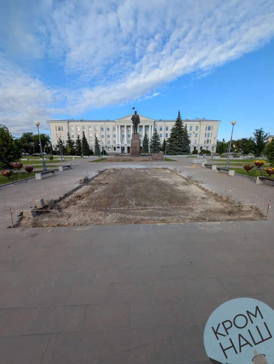 На центральной площади Пскова подрядчик демонтировал плитку и приступил к подготовке грунта для возвращения исторической цветочной клумбы — по словам главы города, цель вернуть «сердце» города к прежней яркости.