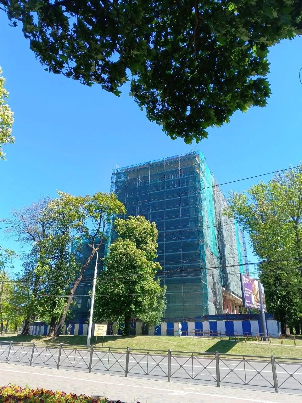 В Калининграде на месте бывшего сквера рядом с областной прокуратурой возводят административно‑гостиничный комплекс, очевидцы сообщили об увеличении этажности; на табличке указан старый проект, а по контактам на площадке пояснений не дали.