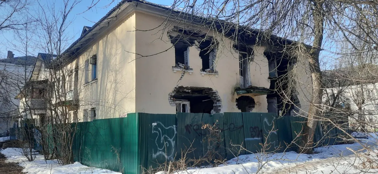 В Ярославле планируется снос трёх расселённых двухэтажных домов на улице Радищева; освободившиеся участки перейдут в собственность города и могут быть застроены жилыми или социальными объектами.