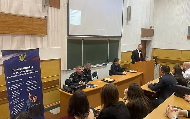 Суд признал его виновным в организации подпольных казино, однако он сменил фамилию, добился списания долгов и продолжает участвовать в комиссиях силовых и вузовских структур.