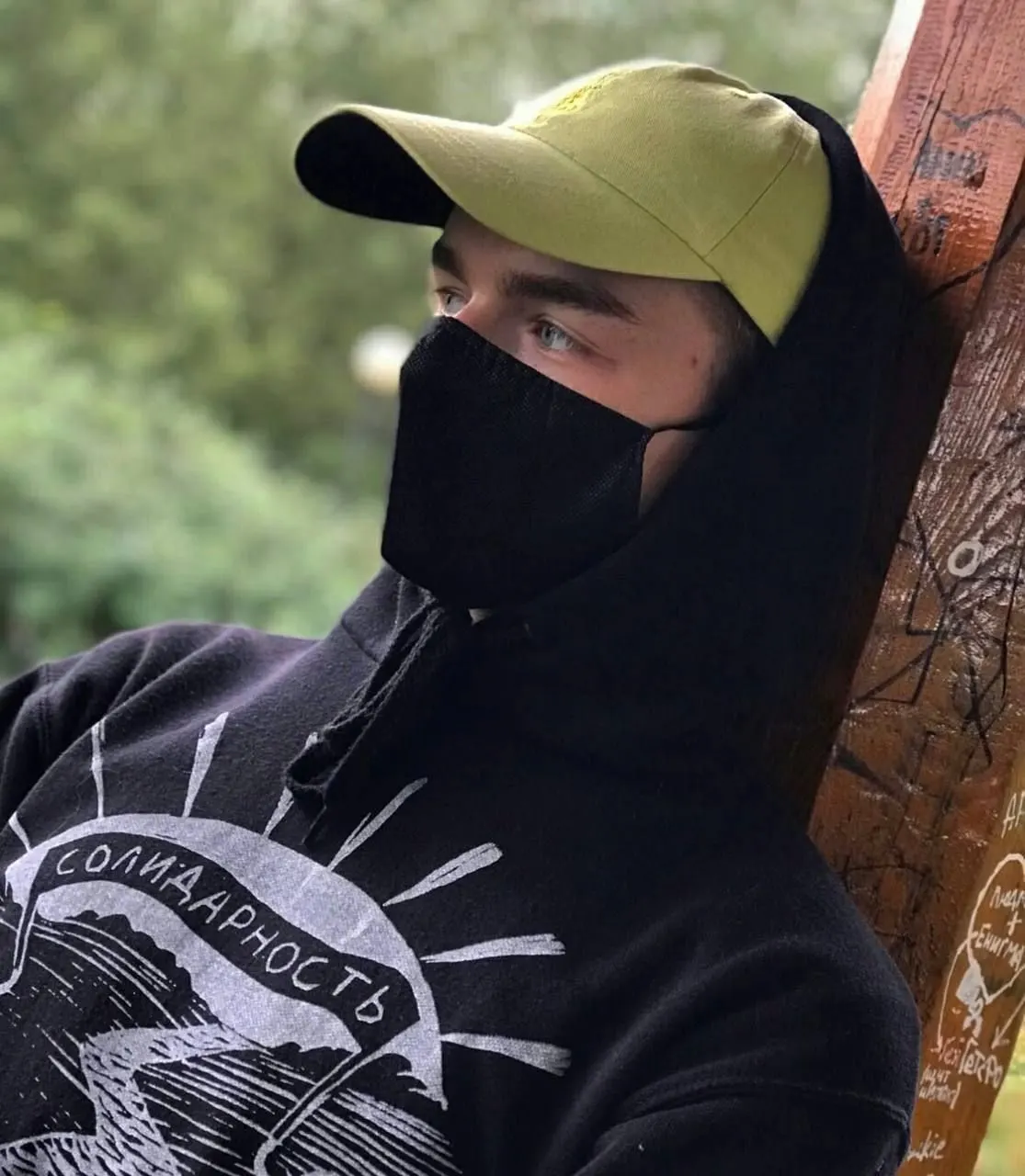 23 июня Александр Снежков отметит 23-й день рождения — он проведёт его в верхнеуральской колонии. Короткий обзор его деятельности до ареста, обвинений и приговоров.