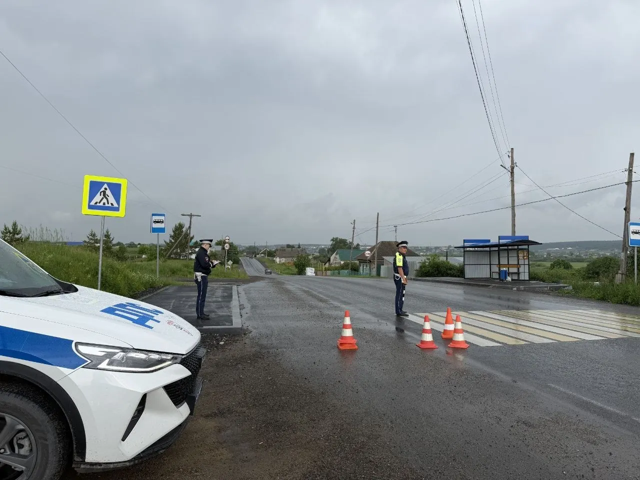 В селе Курьи водитель сбил девочку на пешеходном переходе, купил ей шоколад и скрылся. Пострадавшую госпитализировали, полицию просят сообщить любую информацию.