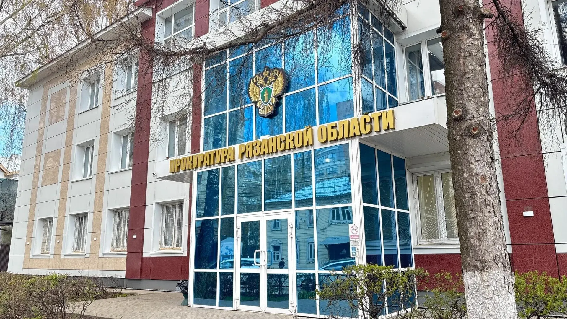После вмешательства прокуратуры управляющую компанию обязали отремонтировать ступени, привести стены в порядок и навести санитарный порядок в подъездах.