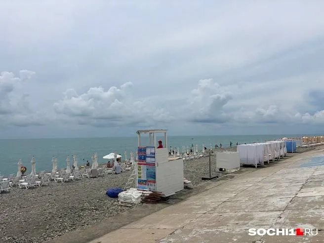 На пляже в Сочи местный житель накрыл спящего туриста пледом, после чего снял у него деньги. Подозреваемого задержали, средства вернули владельцу.