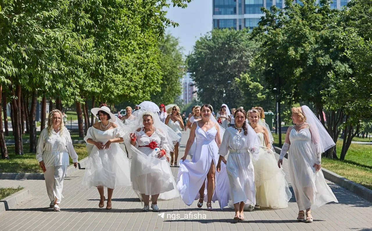 16 женщин в свадебных платьях прошли по центру города и Михайловской набережной, чтобы показать: красота не зависит от возраста, размера одежды или семейного положения.