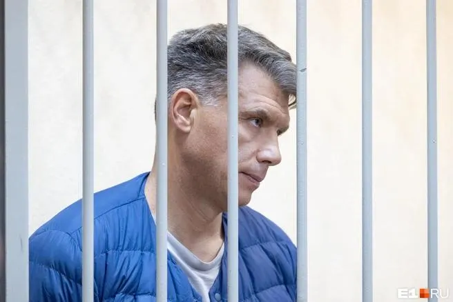 Обвиняемого, которого искали более 30 лет, предстали перед судом: следствие считает, что убийство было организовано лидером ОПГ «Центровые». Подозреваемый по кличке «Сына» переехал в Москву, стал соучредителем косметической компании и сколотил состояние.