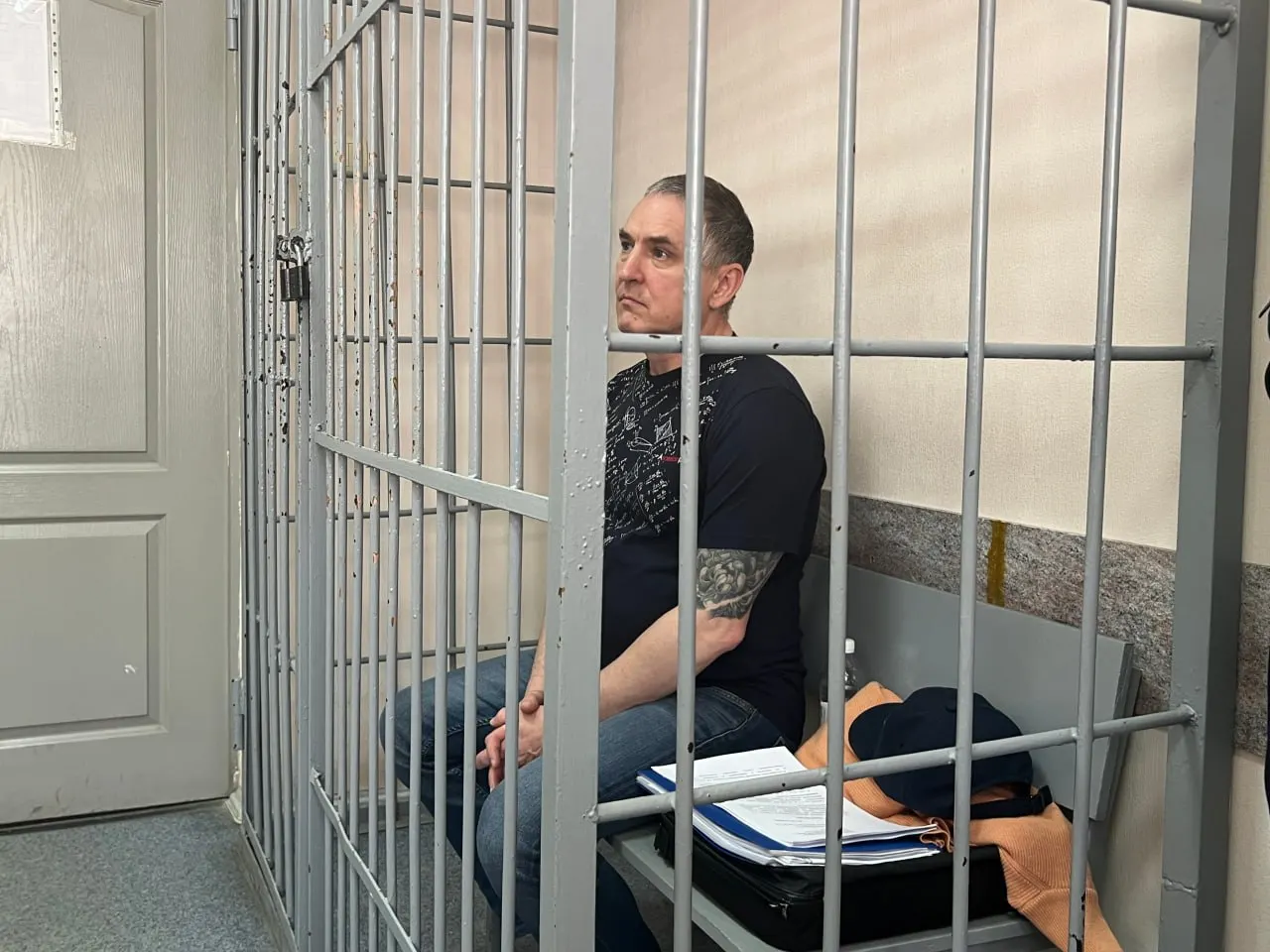 Заседание в Верх‑Исетском райсуде Екатеринбурга по двум искам Соколова к администрации СИЗО‑1 отложено: суд получил справку о направлении обвиняемого на судебно‑психиатрическую экспертизу по постановлению следователя ФСБ.