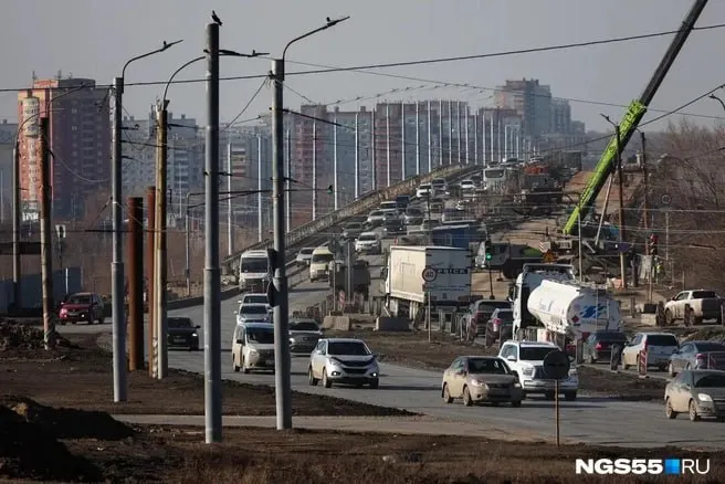 Сотрудники, занятые ремонтными работами на мосту у Телецентра, жалуются на невыплаты и уходят с предприятий. В мэрии заявляют, что работы идут по графику, кадровых проблем нет.