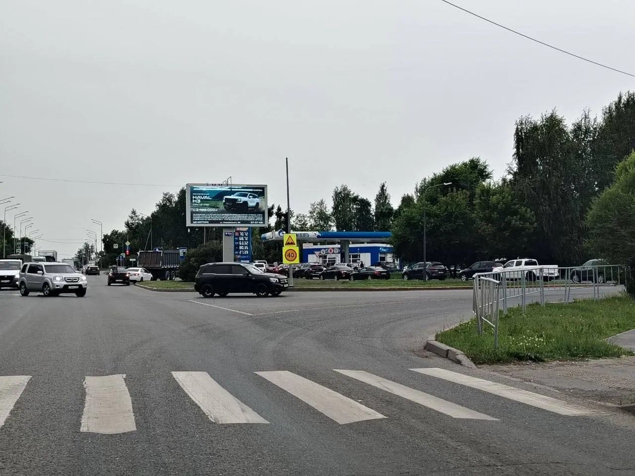 На некоторых АЗС в Тюмени заметили длинные очереди: водители едут за более дешёвым бензином после введения ограничений на отпуск топлива.