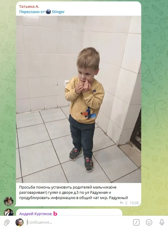 Во дворе дома №5 на улице Радужная обнаружили мальчика, который несколько часов сидел один на скамейке и не разговаривал. Очевидцы просят помочь установить его родителей.