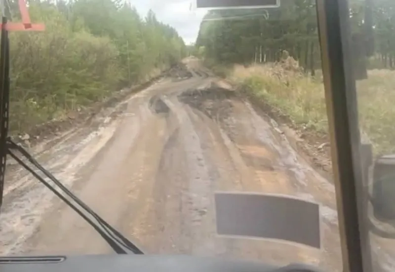 В Забайкальском крае перед ЕГЭ школьников из отдалённых сёл временно поселят в пришкольном интернате — из‑за плохих дорог учащиеся рискуют опоздать на экзамены. Минтранс приступил к приведению трассы в порядок, для переселенцев решается вопрос питания.