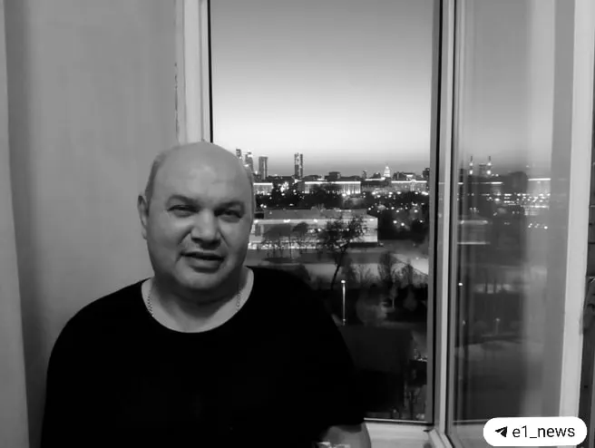По результатам посмертной экспертизы у мужчины после курсов химиотерапии снизился иммунитет, гнойное воспаление переросло в сепсис; дочь оспаривает выводы и указывает на расхождения в документах.