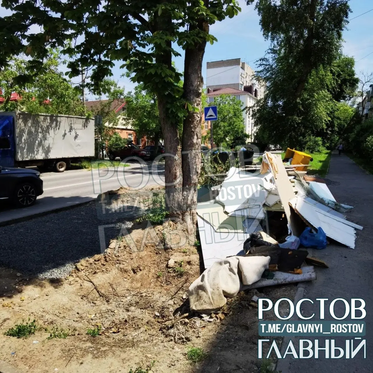 Жители жалуются, что у дома на Батуринской, 15/15 скопились горы мусора, в том числе строительного, а работающая техника выкапывает яму у дерева — просят организовать вывоз отходов и поставить камеру.