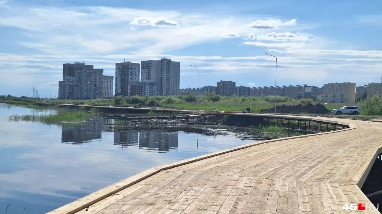 Жильцы и дольщики ЖК «Районы — Кварталы» в Заозёрном жалуются на закрытый офис продаж и недоступность застройщика — часть домов введена в эксплуатацию, остальные остаются незавершёнными.