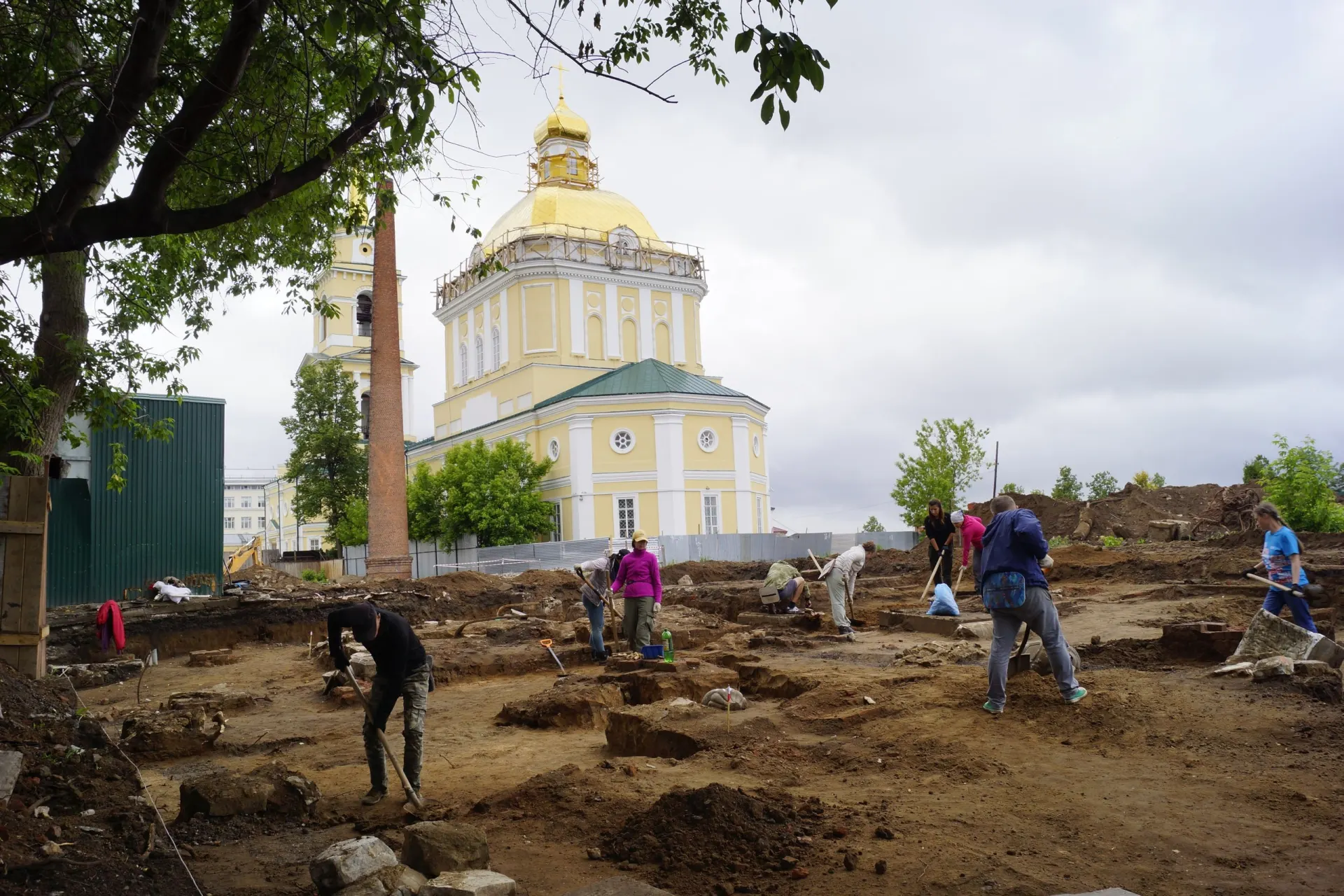 Камская археологическая экспедиция нашла две могильные плиты на территории Архиерейского квартала — бывшего зоопарка. Планируется создать в квартале зону памяти и светскую зону с яблоневым садом.