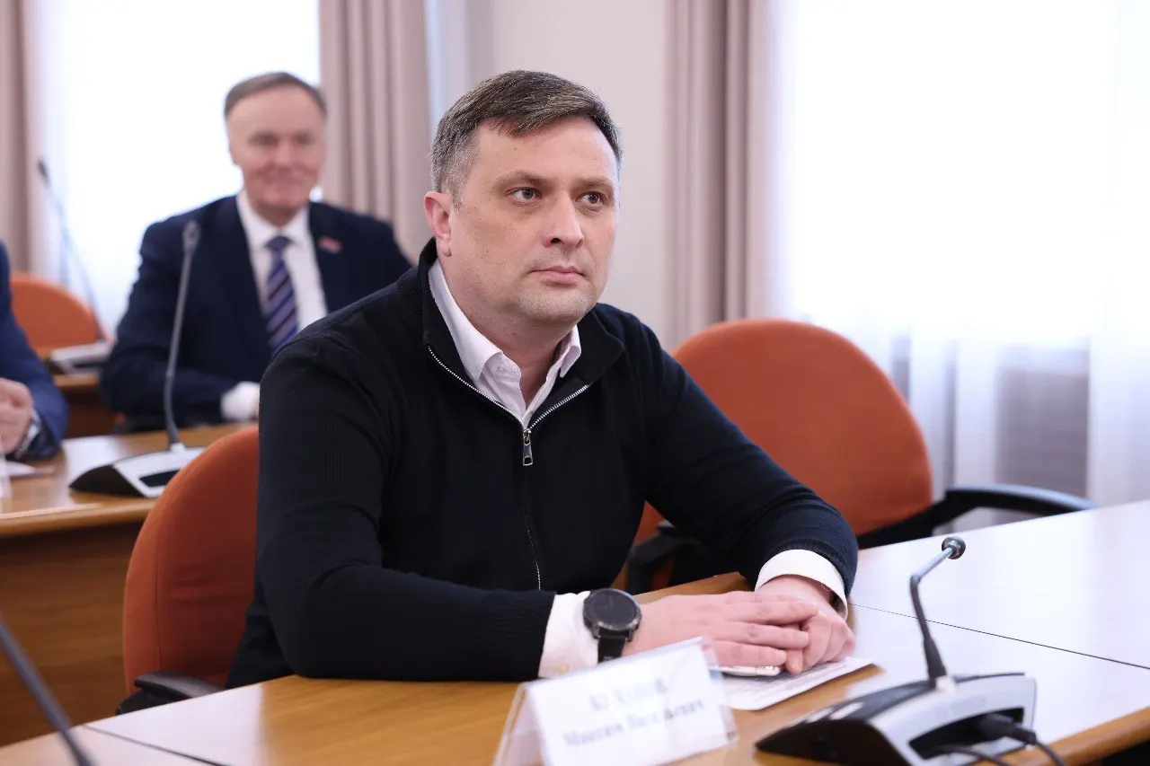 Жители Калининградской области отмечают, что местная рыба и другие продукты зачастую продаются дороже, чем в столицах. Депутат требует разобраться в причинах ценообразования и принять меры в интересах населения.