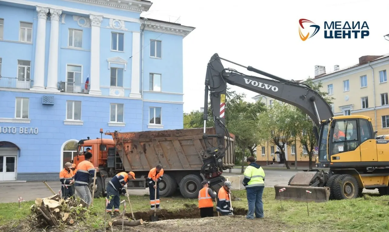 На перекрёстке улиц Сталеваров и Металлургов вырыли прямоугольную яму — власти готовят установку скульптуры к профессиональному празднику, несмотря на протесты жителей.
