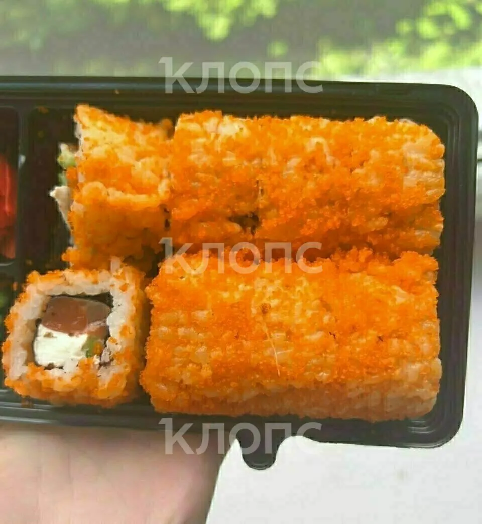 Семейная пара из Калининграда обнаружила в купленных готовых суши мёртвого червя. Покупатели выбросили продукт и пока не обращались в магазин; в Роспотребнадзоре объяснили порядок действий в подобных случаях.