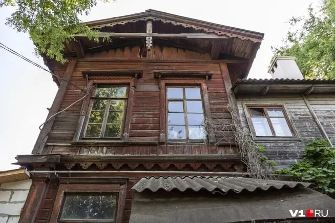 Краеведы предупреждают, что несколько деревянных домов, переживших Гражданскую войну и Сталинградскую битву, могут быть снесены или уничтожены пожаром из‑за бездействия чиновников.