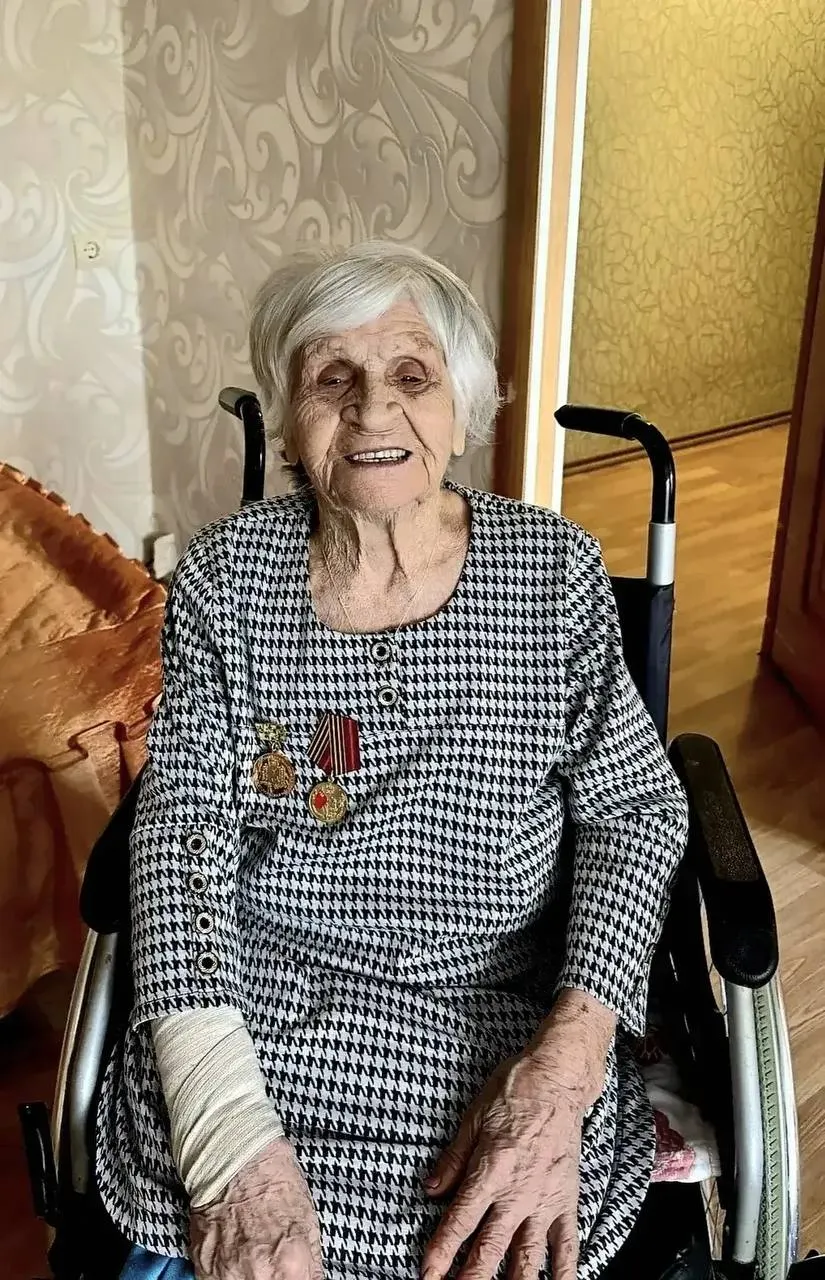 Ефимия Петровна Репетилова, родившаяся в 1921 году, ушла на фронт в 20 лет медсестрой, всю войну работала на передовой и после Победы почти 40 лет проработала на заводе.