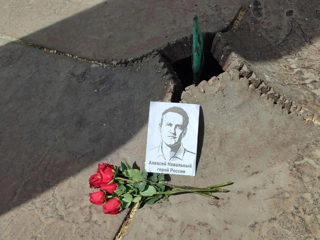 4 июня в Омске у одного из мемориалов появились цветы и портрет Алексея Навального. Правозащитники напоминают о рисках при посещении таких мест.