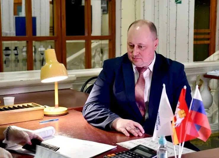 В Озерске обострился конфликт между мэром и депутатами на фоне коммунальных аварий, проблем с канализацией и спорной инициативы по набору контрактников. Комиссия с участием областных властей и госкорпорации оценивает работу главы города; отставка возможна до выборов 2026 года.