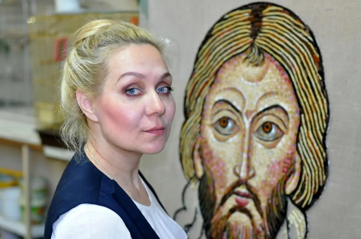 Художница, создающая мозаичные иконы, откровенно рассказывает о диагнозе, поддержке близких и обещании подарить храму икону после выздоровления.