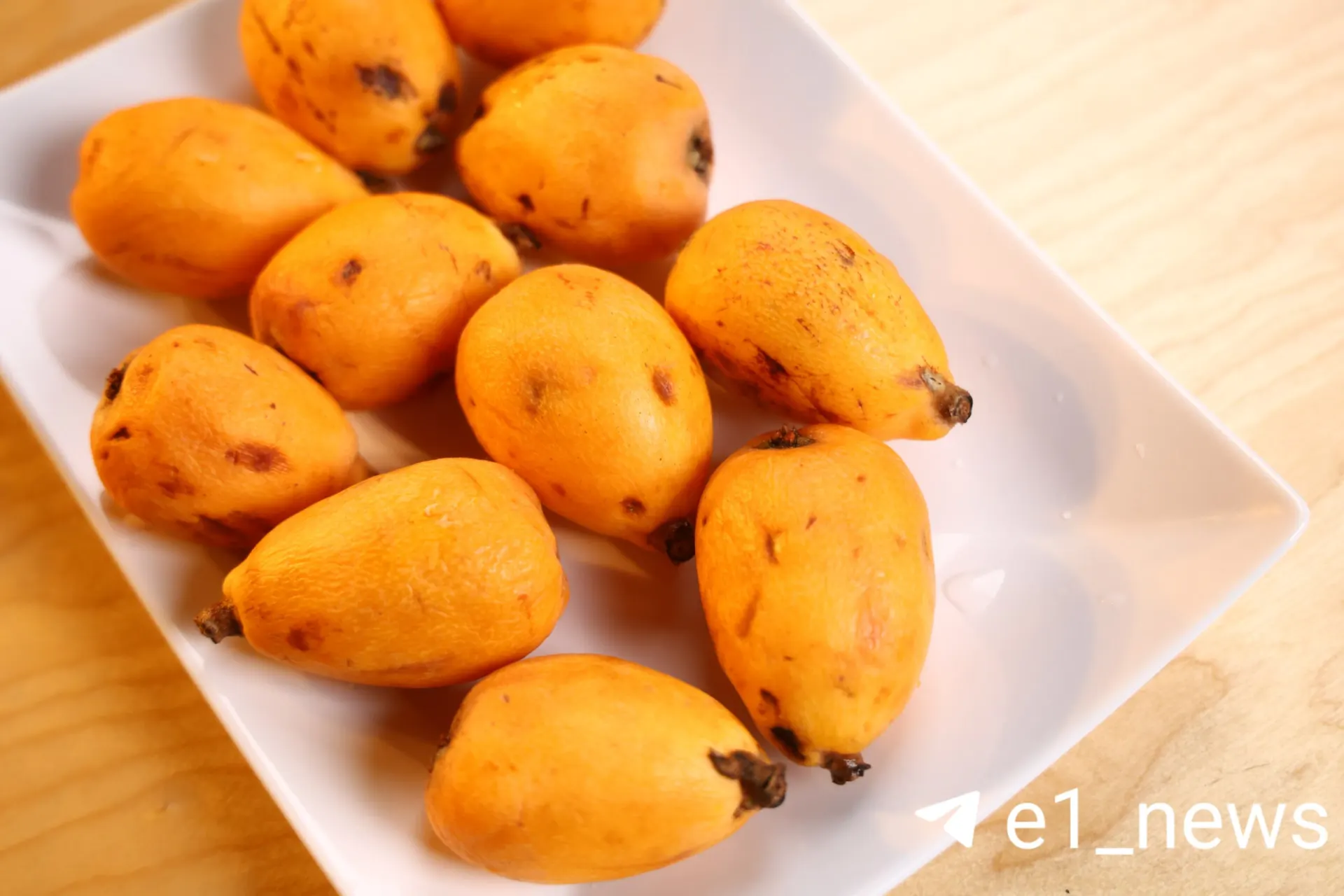 На Шарташском рынке продают мушмулу — фрукт с вкусом ананаса, персика, хурмы и груши. Родом из субтропиков Китая и Японии, также выращивается в Причерноморье и Турции.