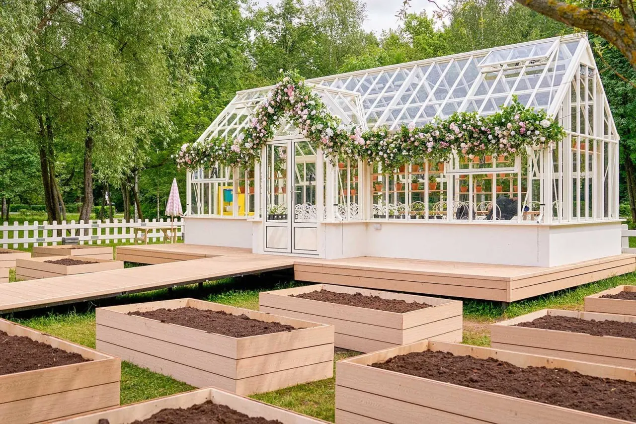 В нескольких столичных парках открывают городские огороды и организуют культурные и рекреационные зоны. Грядки появятся в Измайловском парке, на Ходынском поле, в Таганском, парке 50‑летия Октября и в Царицыно.