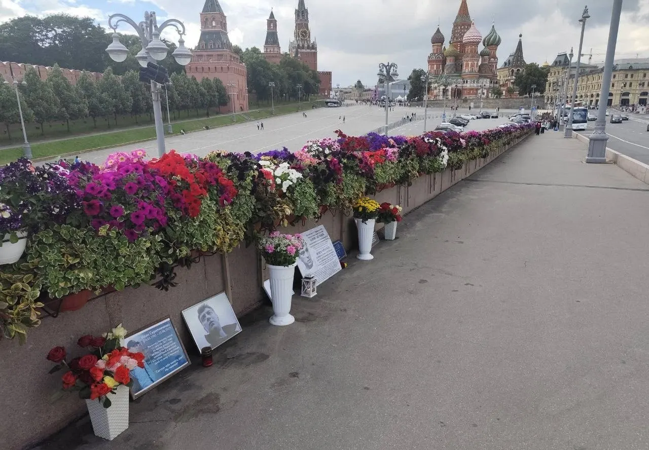 На Немцовом мосту задержали волонтёров, охраняющих мемориал: по их словам, прохожий вызвал полицию, которая сфотографировала значки с портретом политика и увезла людей в отделение.