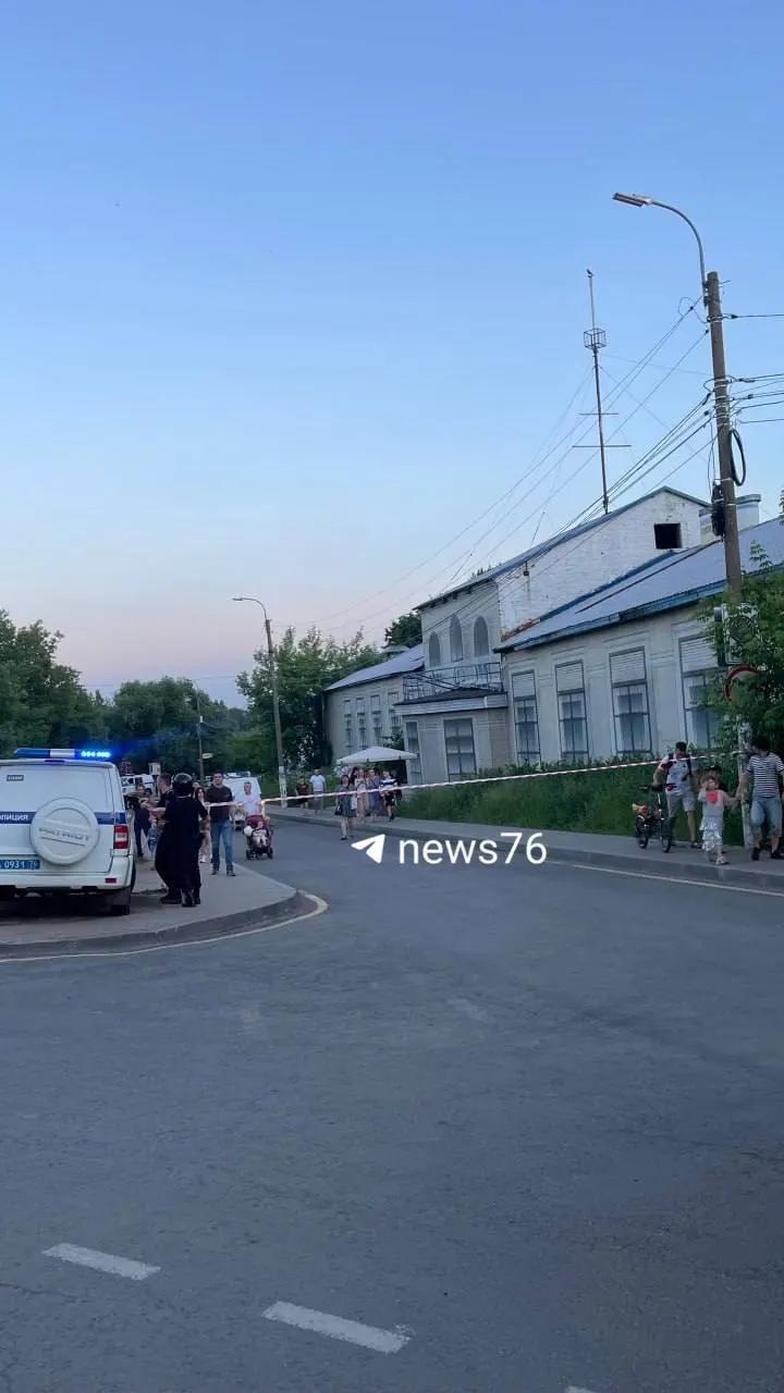 На Даманском острове в Ярославле перекрыли доступ к территории: очевидцы сообщают об оцеплении и работе машины разминирования после обнаружения неизвестной коробки. Информация уточняется.