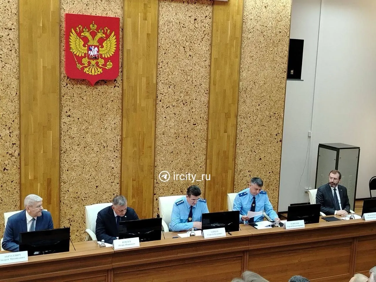Нового прокурора области представил заместитель Генерального прокурора. Паволин обозначил приоритеты — защиту прав военнослужащих и их семей, контроль соцгарантий, подготовку к зиме и борьбу с вовлечением подростков в противоправную деятельность.