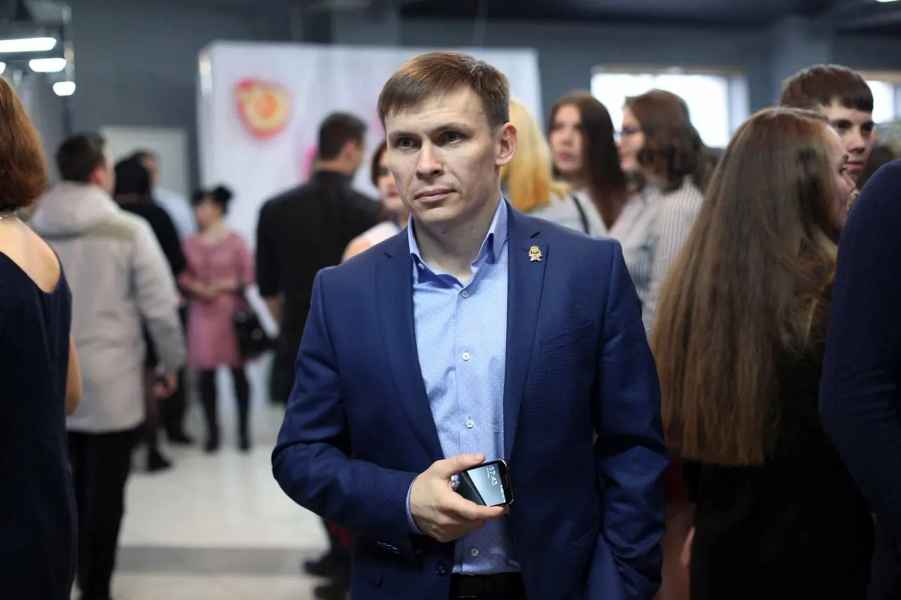Суд признал экс‑руководителя филиала виновным в создании организованной группы, получавшей взятки за приём, выставление оценок и выдачу дипломов; назначено 4 года колонии и штраф 3 млн руб.