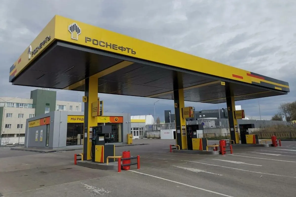 В регионе на ряде автозаправок перестали отпускать бензин АИ‑92 в канистры; операторам якобы запрещено наливать топливо под угрозой штрафов, официальных разъяснений нет.