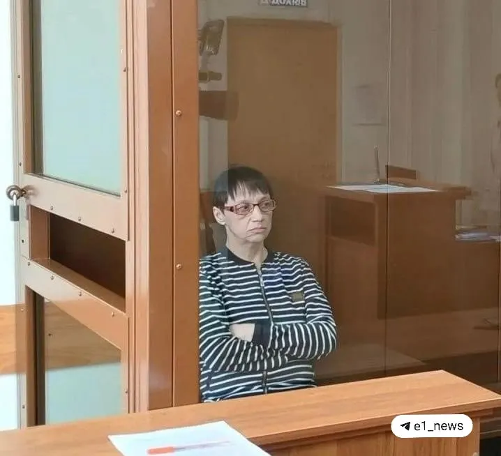 Жительницу Первоуральска Ирина Теньзина обвиняется в убийстве 44‑летнего мужчины с третьей группой инвалидности. Она вину отрицает и заявляет, что погибший её избивал; обвиняемой грозит до 15 лет лишения свободы.