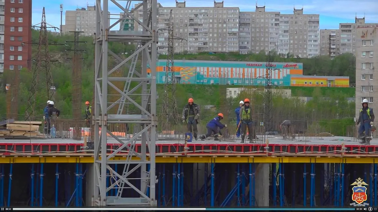 Правоохранители обнаружили 12 административных нарушений: трое нарушили режим пребывания, ещё девять работали без разрешительных документов. Ожидается, что темп строительства не пострадает, однако застройщику советуют усилить контроль кадров.