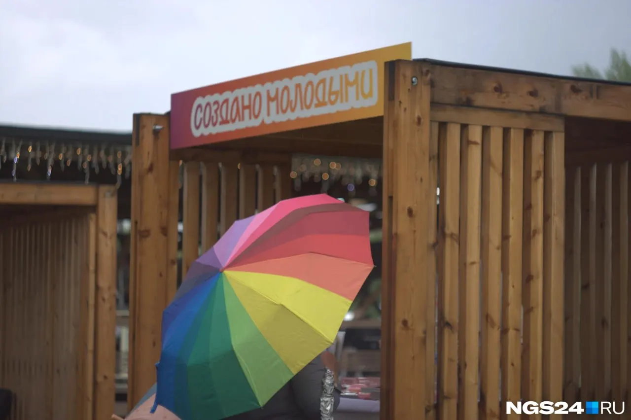 В Красноярске на острове Татышев прошли праздничные мероприятия в честь Дня молодёжи: четыре тематические зоны, мастер-классы, встречи со спасателями и спортсменами, а вечер завершился музыкальной программой и непредсказуемой погодой.