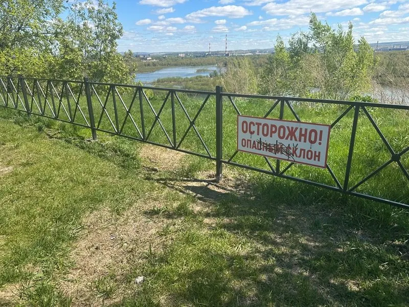 В сквере «Зелёный берег», который три года назад благоустраивали за 128 млн рублей, образовались провалы. Специалисты рекомендовали ограничить доступ к части территории до проведения работ по укреплению.