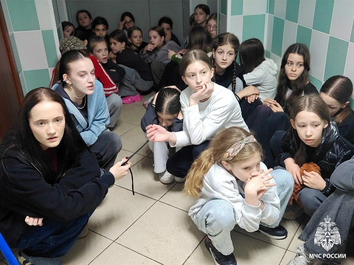 Спасатели провели в детских лагерях Томской области тренировки по эвакуации при налёте беспилотников: по легенде были повреждены здания, один человек получил ранение, а в одном из строений обнаружили неразорвавшийся боеприпас.