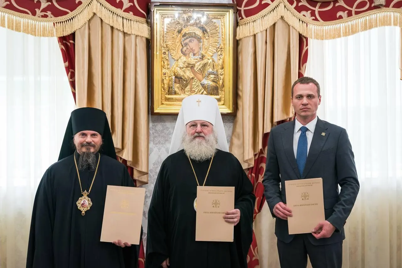 Департамент социального развития ХМАО и православная митрополия договорились совместно помогать семьям: среди обещанных мер — крестильные наборы матерям от третьего ребёнка и участие митрополита в обрядах. Эксперты отмечают, что для устойчивого роста демографии нужны бюджетные вложения в доходы, медицину и образование.
