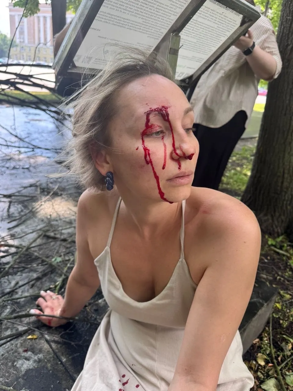 В центре Великого Новгорода в районе Кремлёвского парка на туристку упало сухое дерево. Следственный комитет проводит проверку, у муниципальных «Парков» возникнут вопросы.