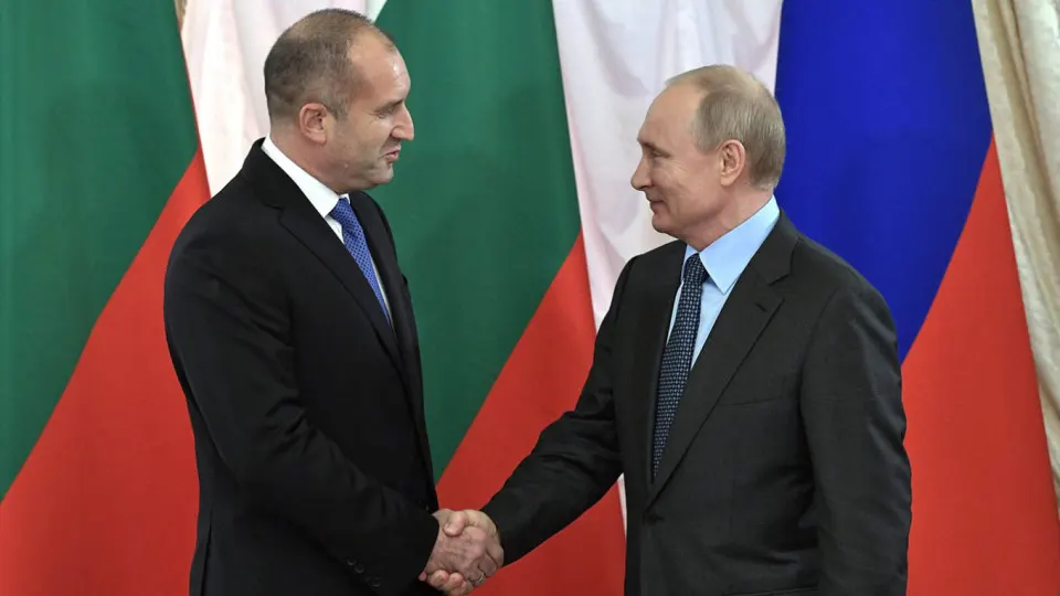 Премьер-министр Румен Радев заявил, что Болгария заблокирует новый пакет евросанкций против России, ссылаясь на риски для экономики страны и несогласие с наказаниями в отношении высокопоставленных церковных деятелей. В Софии обсуждают возможный пересмотр части ограничений и влияние на поставки и ремонт техники.