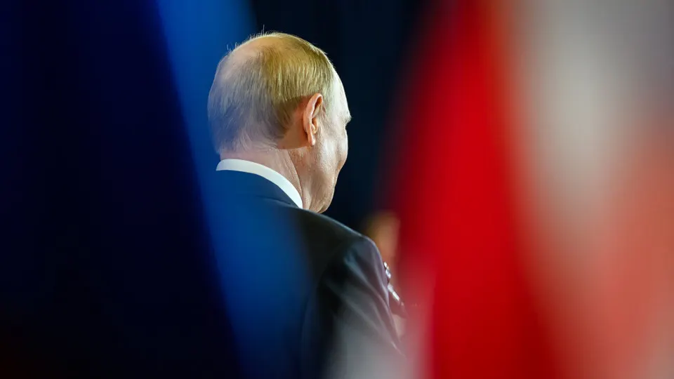 Официальный социологический центр прекратил публикацию «открытого» рейтинга доверия президента; по последним доступным данным он снизился до 29,5%, тогда как «закрытый» опрос показывает значительно более высокий уровень поддержки. Одобрение деятельности власти также демонстрирует снижение, но правительство и премьер пока пользуются большей поддержкой.