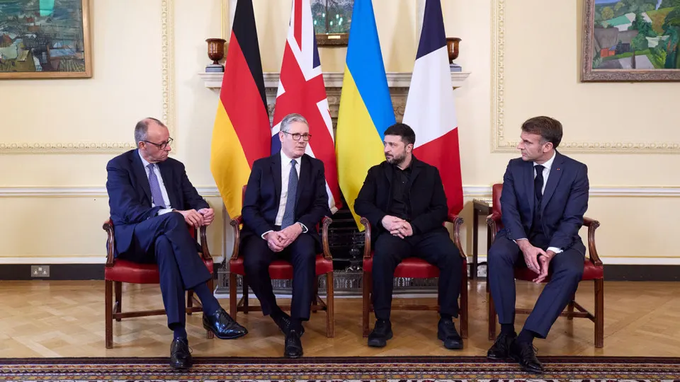 После встречи с президентом Украины лидеры трёх стран призвали Москву немедленно остановить боевые действия и поддержали идею прямых переговоров при участии США и европейских партнёров; также озвучены ключевые условия мирного соглашения.