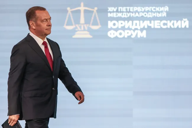 В Санкт-Петербурге 24–26 июня проходит XIV Петербургский международный юридический форум. На площадке обсуждали вопросы прав и обязанностей, демографии, образовательных стандартов и угроз суверенитету — выступали чиновники, религиозные деятели и общественные фигуры.