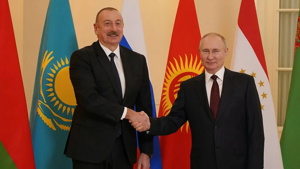 Замглавы МИД РФ заявил на Петербургском экономическом форуме, что Россия приветствует максимально возможное сближение Баку с Евразийским экономическим союзом, предложив также включить республику в число акционеров Евразийского банка развития. Ранее президент Азербайджана отказывался от немедленного вступления, но не исключал такой возможности в будущем.